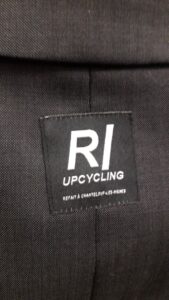 Etiquette avec le logo "RI upcycling"