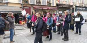 Photo de la batucada Yes jouant des percussions pendant la marche de l'alimentation du 12/10/2024